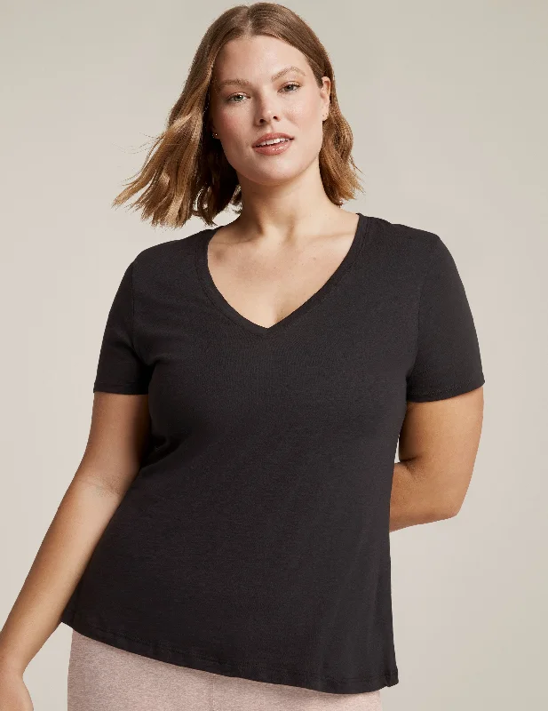 BEYOND YOGA WOMAN SIGNATURE V-NECK TEE BLACK